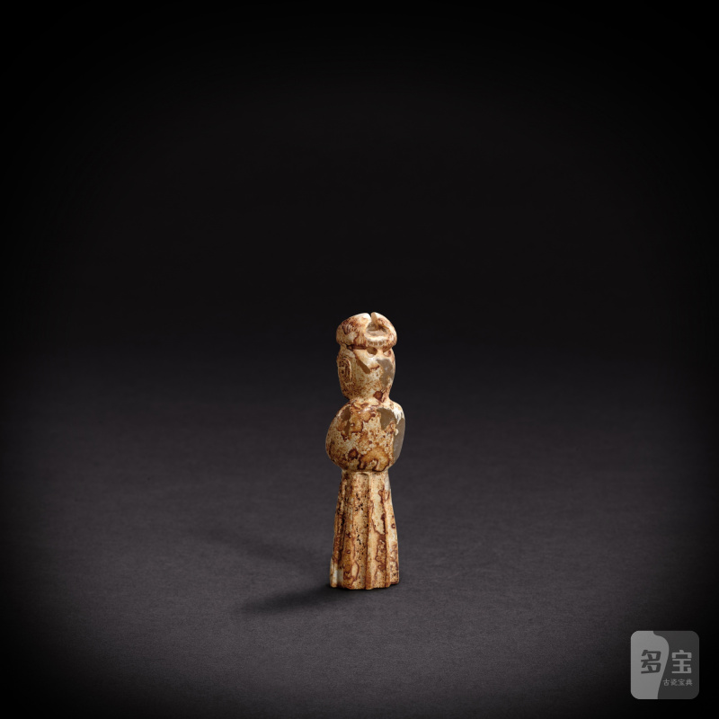 A white and russet jade 'figure' pendant, Eastern Zhou dynasty, Warring States period | 東周戰國 白玉人像墜 - 图2